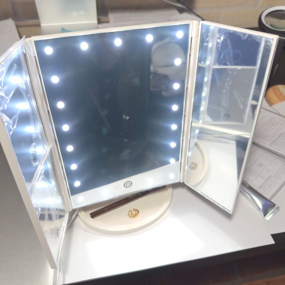 MAKEUP VANITY MIRROR LED Lights. 2X, 3X, 10X Magnification. USB CHARGING CABLE